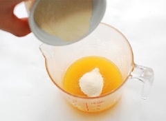 Tiếp theo, hòa tan nước cam đã vắt ở trên với 50gr bột gelatine, khuấy đều.