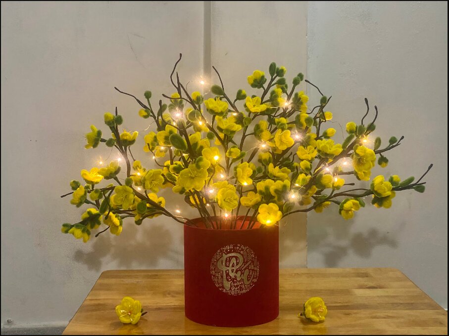 Chậu hoa mai handmade màu vàng rực rỡ, mang đến tài lộc và thịnh vượng cho không gian sống.