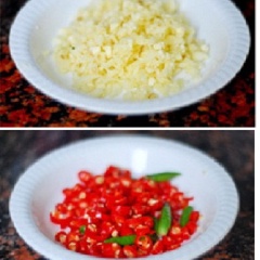Tỏi, ớt, hành lá và cần tây băm nhỏ.
