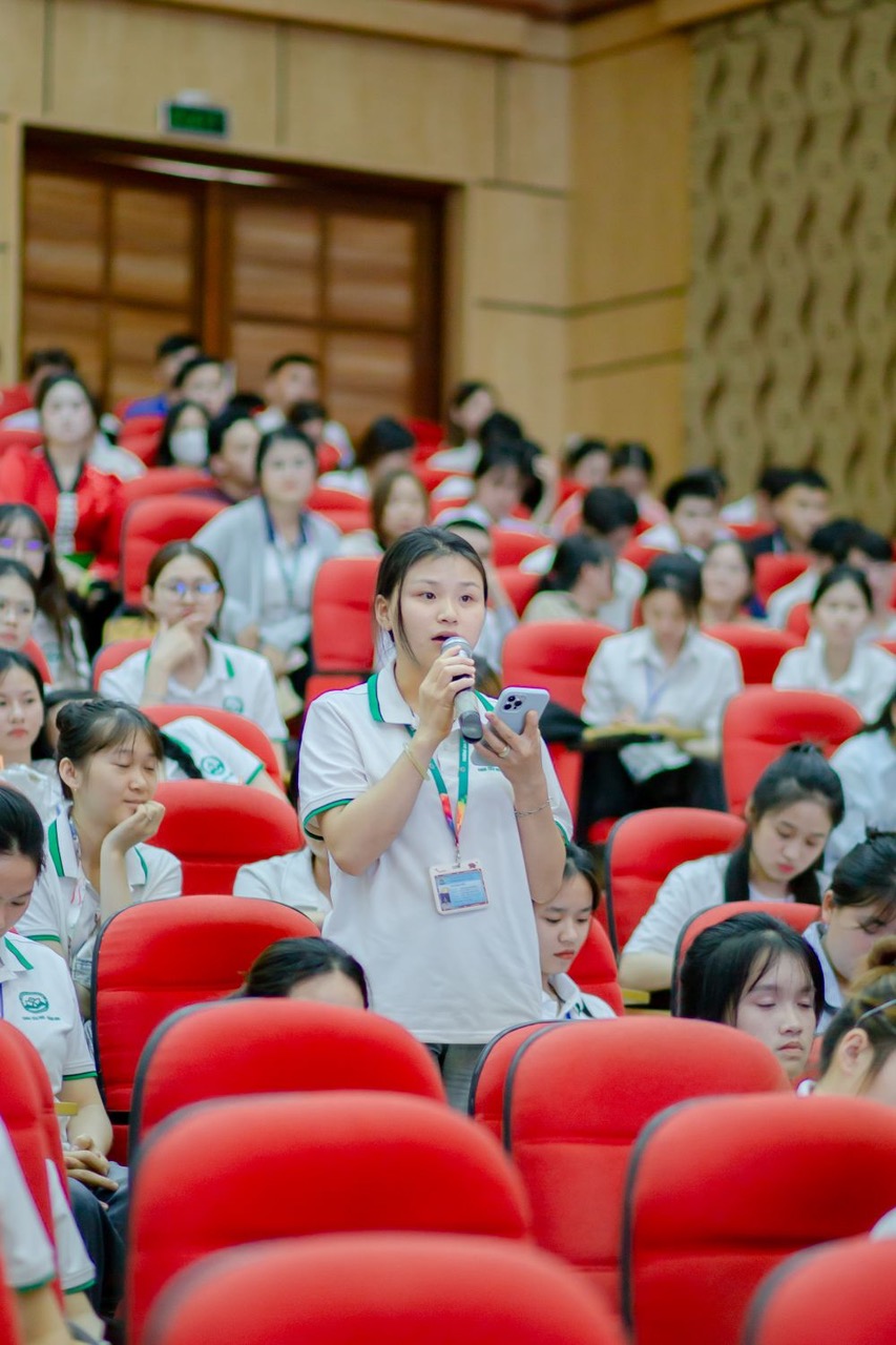 Hội nghị gặp gỡ đối thoại giữa Lãnh đạo Nhà trường với người học năm học 2025-2026