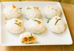 Ngày lạnh, được thưởng thứ những chiếc bánh tôm dẻo nóng hổi với phần nhân ngọt đậm thịt tôm. Món ăn giản dị nhưng vẫn đủ sức làm người thưởng thức phải mê mẩn.