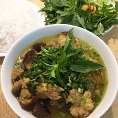Khi ăn cho bún vào tô, múc thịt giả cầy vào cùng nước lèo, thêm rau ngò lên trên và thưởng thức. Món bún giả cầy đậm đà này rất dễ nấu và hương vị ngon ngất ngây với phần thịt giò béo ngậy nha. Nào chúng ta cùng thử làm và cảm nhận vị ngon nhé.