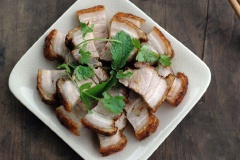 Lấy thịt ra cho ráo dầu rồi chặt thành miếng vừa ăn.