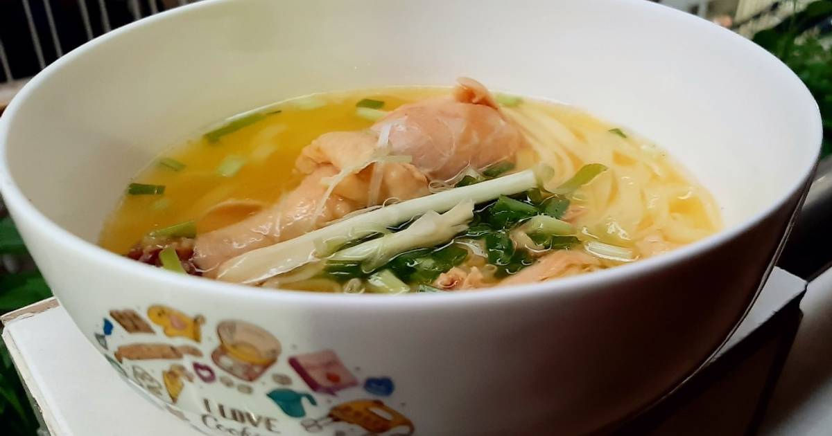 Đùi gà nấu mì lá tươi