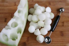 Dùng muỗng múc bí đao thành những viên tròn. Hành lá, gừng bạn rửa sạch, cắt khúc rồi ngâm trong nước ấm, để mình có thể tận dụng phần nước đó để chế biến tiếp. Cắt khúc rau mùi, và thái sợi một ít gừng.