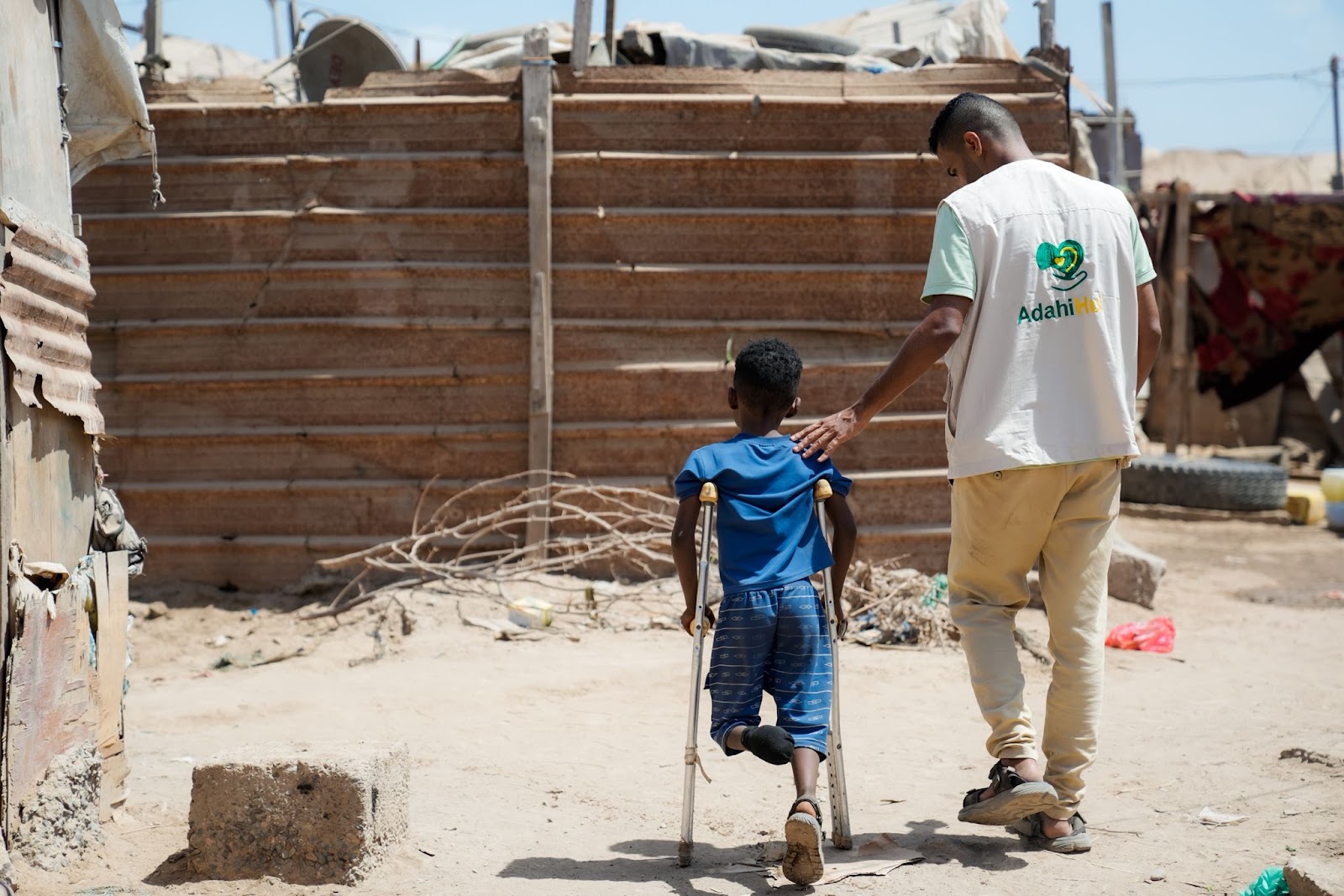 Des enfants reçoivent des colis alimentaires dans un village du Tchad