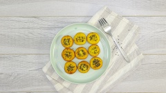 Bánh có màu vàng ươm, khi ăn cảm nhận thấy rõ vị ngọt bùi của khoai lang, béo ngậy của nước cốt dừa, thơm phức của mè đen, càng ăn càng nghiền. Vậy là bạn đã hoàn thành xong món bánh khoai lang chiên vô cùng hấp dẫn rồi đấy!