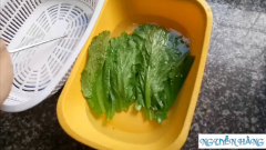 Ta gọt vỏ gừng, rửa sạch, sau đo cắt thành từng lát mỏng cải bẹ xanh các bạn dùng lá to nhé, sơ chế cho sạch sẽ, sau đó chần qua với nước sôi cho lá hơi mềm để dễ cuốn. Sau khi chần với nước sôi các bạn để ráo nhé.