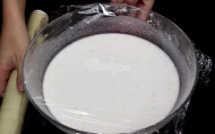 Cách làm bánh cuốn nóng: Trộn đều 200gr bột gạo, 70gr bột năng, 1/4 muỗng cà phê và 1 muỗng canh dầu ăn. Đổ từ từ 650ml nước lạnh vào tô bột làm bánh cuốn và khuấy đều cho bột tan. Bọc màng thực phẩm tô bột làm bánh cuốn, cho vào tủ lạnh ít nhất 2 tiếng đồng hồ.