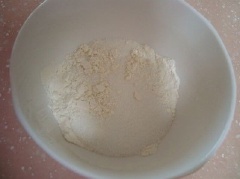 Trộn đều đường và bột mì lại với nhau. Sau đó cho dừa, lòng trắng trứng gà, vani và ít muối vào trộn thật đều.