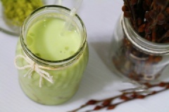 Lấy thạch cà phê ra cắt thành những miếng vuông nhỏ và cho vào ly, rót trà sữa matcha vào, vậy là bạn đã hoàn thành xong ly trà sữa matcha thạch cà phê đầy thơm ngon và mát lạnh rồi nhé! Món trà sữa mát lạnh, thơm ngon vị trà xanh, mềm tơi, giòn giòn thạch cà phê, thật là hấp dẫn.