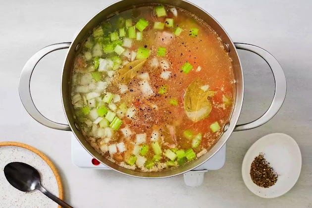 Especias añadidas a la mezcla de frijoles en la olla.
