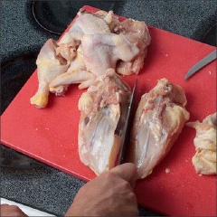 Ngâm gạo nếp vào nước trong vài giờ cho nở. Thịt gà làm sạch, lấy phần ức gà, rửa sạch.