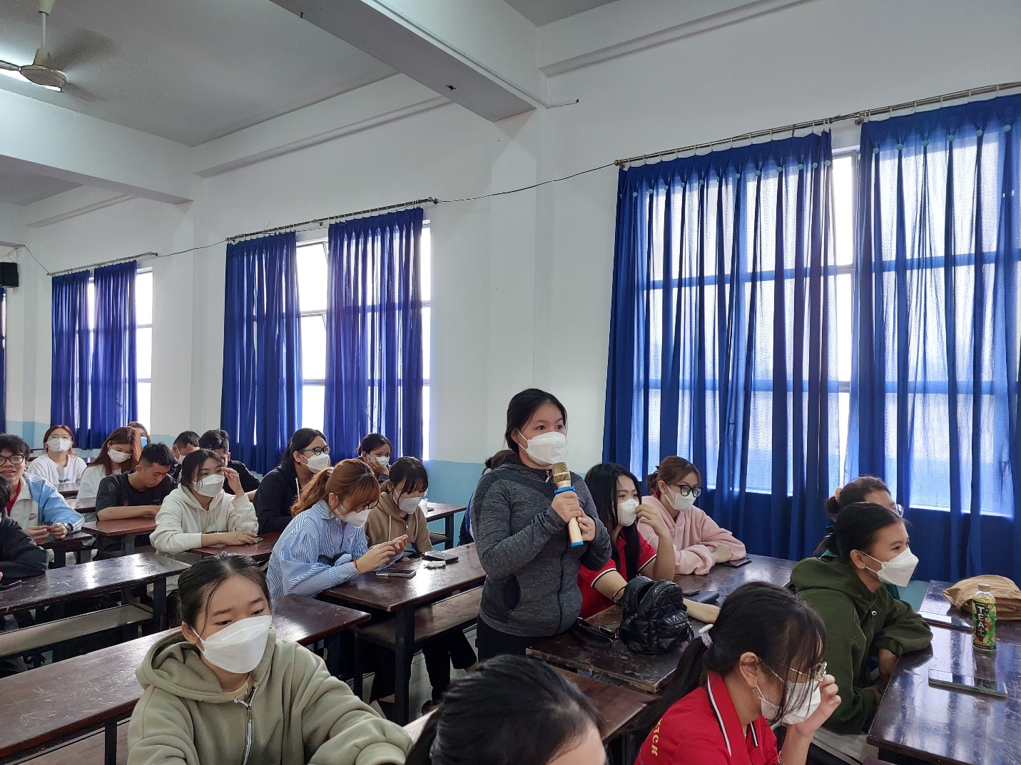 Đoàn viên sinh viên trả lời các câu hỏi về Đảo Trường Sa