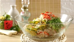 Cho chân gà vào âu lớn, tiếp theo cho 100gr tắc cắt lát, 100gr sả cắt lát, 30gr ớt trái cắt lát và 10gr lá chanh cắt sợi. Tiếp theo đổ hỗn hợp nước mắm ngâm đã chuẩn bị vào, dùng muỗng đũa hoặc tay trộn đều các nguyên liệu hòa quyện với nhau. Bọc kín âu (hoặc cho hỗn hợp chân gà ngâm sả tắc vào hũ thủy tinh), bảo quản trong ngăn mát 2 ngày để chân gà ngâm ngấm gia vị chua ngọt là có thể dùng.