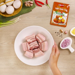 Đem 500 gram thịt ba chỉ rửa sạch, để ráo nước rồi cắt thịt thành những miếng vừa ăn. Sau đó, ướp thịt với 1 gói xốt gia vị hoàn chỉnh Barona - Thịt kho tàu khoảng 30 phút cho thấm đều vị. Cho 4 quả trứng vịt vào nồi nước sôi, luộc 10 phút, vớt ra ngâm với nước lạnh (hoặc để nguội) rồi bóc vỏ, để nguyên quả.