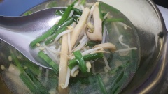 Khi nước sôi lên thì cho hẹ, giá, nấm vào nấu sôi trở lại, sau đó nêm nếm gia vị vừa ăn nấu thêm 3 phút nữa thì tắt bếp.