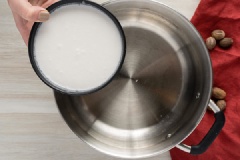Cho sữa dừa vào trong một chiếc nồi lớn, đun nóng trên lửa vừa. Sau đó, cho tiếp chiết xuất hạnh nhân, bạch đậu khấu, nhục đậu khấu và quế vào trong nồi. Cạo quả vani rồi cho lớp bột vừa cạo được vào nồi. Cho Siro Cây Phong vào trong nồi và khuấy đều. Chỉ đun nóng hỗn hợp, đừng đun sôi.