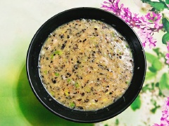 Cho tôm khô vào máy xay nhỏ sau đó cho hành tây, nấm mèo, miến, hành tím vào cùng và xay cho hỗn hợp nhỏ mịn. Bạn tiếp tục cho thêm thịt heo bằm, bột canh, nước mắm, đường, tiêu vào cùng và xay cho nguyên liệu hòa quyện, cuối cùng thêm hành lá rồi xay vài vòng nữa là được. Bạn vét tất cả nguyên liệu vừa xay ra tô to sau đó cho trứng gà vào cùng và khuấy thật đều nguyên liệu.