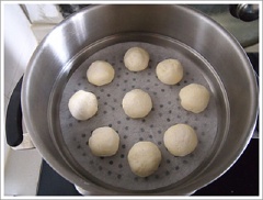 Cho bánh vào nồi hấp, hấp cách thủy. Hấp trong khoảng 6-7 phút với lửa lớn, giữa lúc hấp nên mở nắp ra 1 lần cho thoáng khí và thoát hơi nước.
