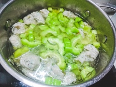 Nước sôi bùng, thêm khổ qua vào, tiếp tục đun với lửa vừa. Nước sôi 2 phút tắt bếp là được.