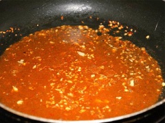 Trộn đều hỗn hợp sốt me: 1/3 chén nước cốt me, 2 muỗng canh đường, 2 muỗng canh nước mắm, khuấy đều cho tan gia vị. Phi thơm tỏi băm với 2 muỗng canh dầu ăn, cho ớt băm vào đảo đều cho dậy mùi thơm. Sau đó đổ chén nước sốt me vào, đun sôi với lửa lớn. Khi sốt đặc sệt thì đổ ghẹ sữa chiên giòn vào rim. Đảo nhanh tay cho ghẹ sữa rim me đậm đà thì tắt bếp.
