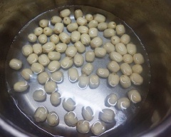 Hạt sen tươi cho vào nồi nước cùng 1/2 muỗng cà phê muối, luộc mềm.