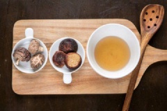 Cho nước dùng vào hũ thủy tinh, đậy kín nắp và bảo quản trong tủ lạnh. Chúng ta có thể dùng nước dùng dashi nấm hương để làm các món ăn chay rất tốt cho sức khỏe đấy vì những tinh chất của nấm đều được hòa tan cùng nước rồi đó.