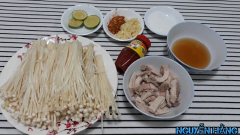 Nấm kim châm sau khi mua ngoài chợ về mình cắt bỏ gốc, ngâm với nước muối loãng, sau đó vớt ra để ráo. Thịt nạc luộc chín, cắt nhỏ ra như chiếc đũa để trộn chung với nấm. Tỏi băm nhuyễn. Chanh cắt lát để dễ lấy nước. Chuẩn bị 1 nồi nước sôi, luộc chín nấm kim châm, rồi vớt ra để ráo.