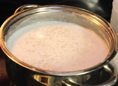 Thả chuối vào nồi nước cốt dừa sôi, đảo nhẹ tay, cho 50gr đường trắng vào, tiếp tục đảo nhẹ, khuấy đều. Tiếp đến cho bột báng vào, nấu thêm khoảng 5 phút nữa là thành món chè chuối nước cốt dừa ngon bổ.