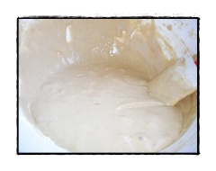 Đun chảy 70g bơ rồi để nguội chờ nguội. Trộn đều bột mì, bột bắp và bột nở, rây mịn. Đánh lòng đỏ với phân nửa đường còn lại, tiếp tục cho gói cafe vina vào đánh chung, thêm bơ chảy và rây bột vào trộn đều.