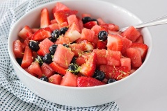 Thưởng thức ngay thôi nào. Salad dưa hấu dâu tây việt quất được trộn thơm hấp dẫn, không chỉ làm bữa cơm gia đình thêm ngon miêng mà còn rất thích hợp với người ăn chay nhé!