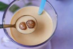 Đợi trà sữa nguội thì cho vào ly, thêm trân châu, ít đá viên nhỏ vào, khuấy đều cho ly trà sữa trân châu đường nâu được lạnh, uống sẽ ngon hơn. Nếu lo ngại các sản phẩm trà sữa ngoài tiệm không rõ nguồn gốc thì bạn có thể tự làm trà sữa ngọc trai tại nhà, vừa tiết kiệm vừa an toàn sức khỏe nhé.
