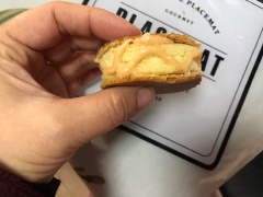 Dùng khuôn cắt bánh bông lan nướng thành những chiếc bánh tròn nhỏ, phết sốt mayonnaise ở viền tròn ngoài, phủ chà bông xung quanh, ép chặt cho chà bông bám dính lên bánh bông lan là hoàn tất.