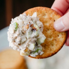 Salad cá ngừ trộn kiểu này có thể làm hỗn hợp ăn kèm với bánh quy mặn rất tuyệt nhé! Dùng cho ăn sáng để thay đổi khẩu vị cho cả nhà là rất thích hợp.