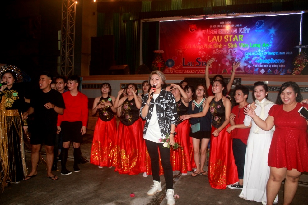 Hào hứng giao lưu cùng ca sĩ Vicky Nhung