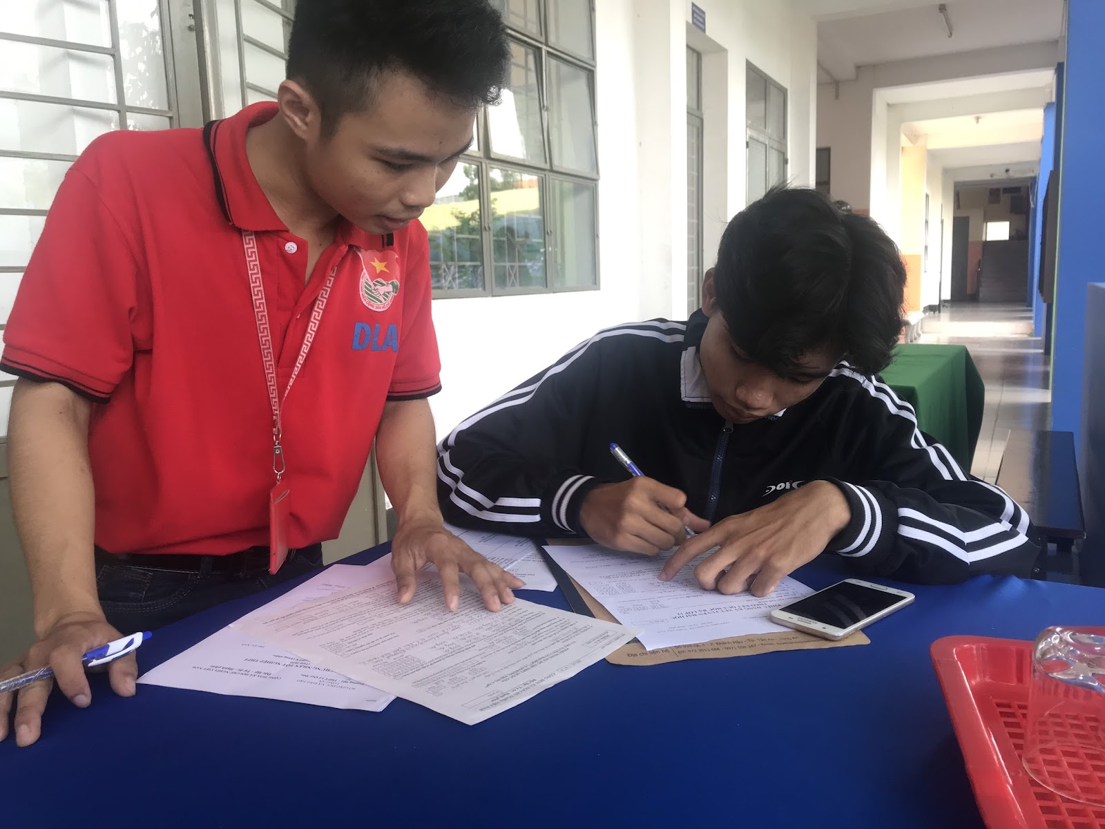 Thí sinh đến đăng ký xét tuyển được hướng dẫn một cách tận tình