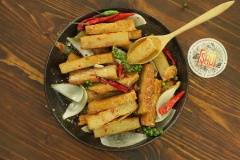 Món này rất đậm đà ngọt mặn cay cay, có thể ăn kèm với bánh mì như bánh mì chả cá. Hoặc làm món nhậu lai rai với bia cho anh xã. Hay dùng với cơm nóng như những món ăn mặn chính trong bữa cơm gia đình nhé.