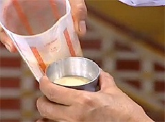 Rót hỗn hợp trứng và sữa trên vào 1/2 khuôn nhôm nhỏ. Đặt khuôn vào xửng nước đang sôi, hấp chín với lửa vừa. Khi bánh chín, làm nguội nhanh rồi trút ra dĩa.