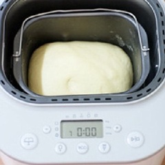 Trộn bột mì, men nở, 1/4 muỗng cà phê muối, đường, bơ, trứng gà và sữa tươi với nhau. Nếu khô quá có thể cho thêm 1 xíu nước để dễ nhào nặn nhé. Sau đó đem ủ bột trong khoảng 10 phút.