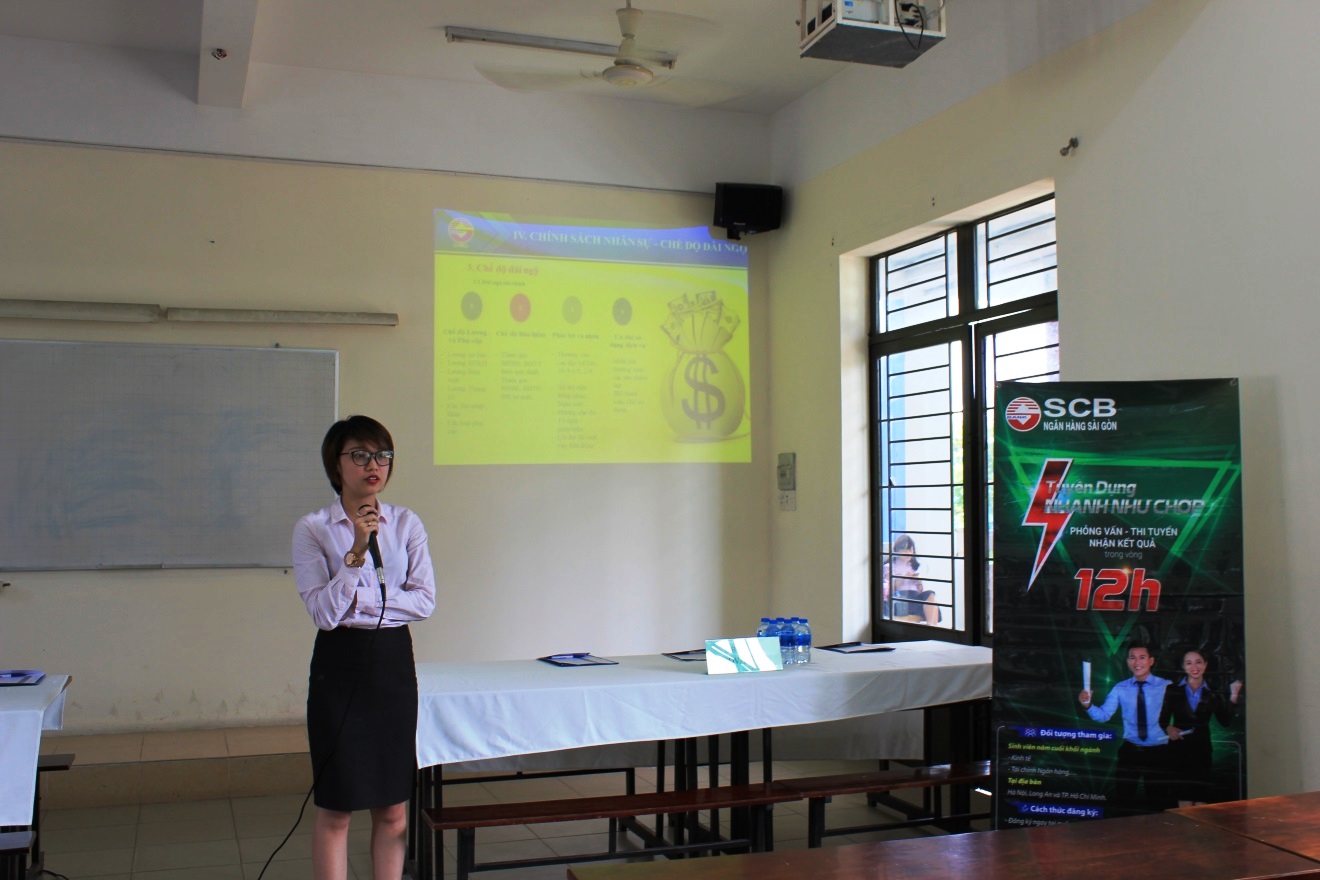 Đại diện SCB giới thiệu về các vị trí tuyển dụng