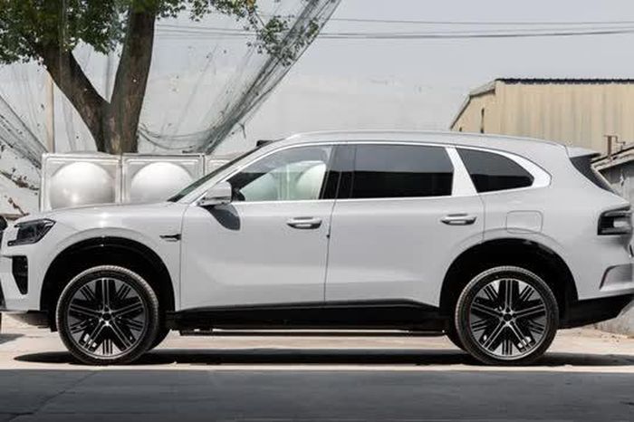Xe gầm cao dài 5,1 mét, công suất 1.380 mã lực, giá gần 1,3 tỷ đồng - Tạp chí Doanh Nghiệp Việt Nam