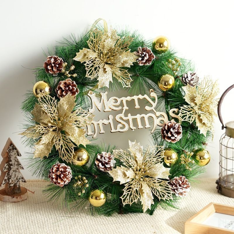 Klassischer Weihnachtskranz aus Kiefernzweigen