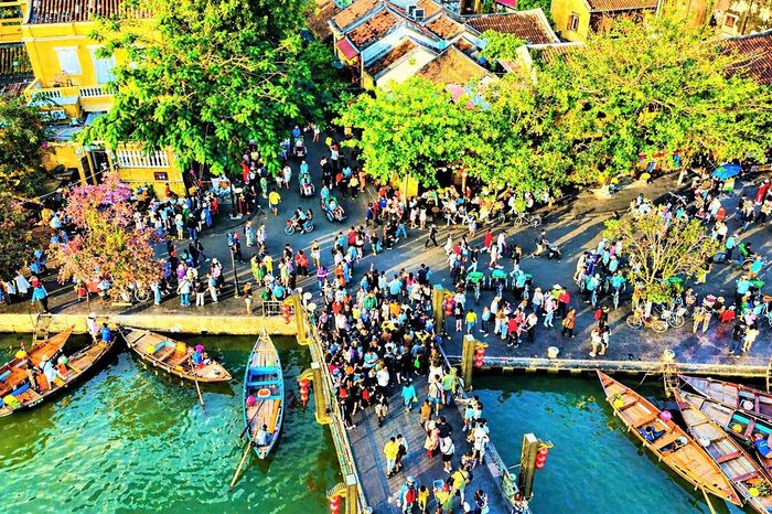 Phố cổ Hội An, bãi biển Ninh Bình đông nghẹt du khách cả ngày lẫn đêm - Báo VTC News