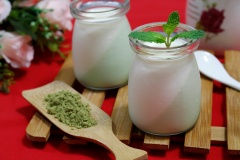 Panna cotta vị trà xanh ngọt mềm, thơm mát, dùng làm món ăn tráng miệng sau mỗi bữa ăn rất tuyệt. Tranh thủ những lúc rảnh rỗi bạn thử làm ngay nhiều mẻ Panna cotta quả quản trong ngăn mát tủ lạnh dùng dần trong vài ngày nhé!