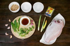 Chuẩn bị nguyên liệu. Cá diêu hồng mua về rửa thật sạch với muối và giấm cho hết nhớt. Cắt thành nhiều đường trên 2 bề mặt da cá để gia vị dễ thấm vào. Sau đó cho 2 muỗng canh bột cà-ri Việt Ấn.