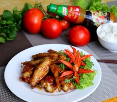 Cho cánh gà vào nước sốt me ta đảo để nước sốt và cánh gà quyện vào thấm đều mới ngon. Đảo khoảng 3 phút khi cánh gà đã đều nước sốt thì tắt bếp. Gắp cánh gà ra đĩa trang trí và rắc 1 xíu tiêu cho thơm. Với món cánh gà sốt me đậm đà này mình tin là không những là mẹ mẹ mình mà đảm bảo cả gia đình bạn cũng sẽ mê với vị chua ngọt vừa ăn, đậm đà nhờ sốt đậm đặc Knorr vị gà đấy. Dùng chung với cơm trắng là tuyệt vời nhé.
