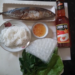 Cá chín, ăn kèm bún, rau sống, nước mắm Chin-su cá hồi đậm đặc mới pha với đường, nước và tỏi ớt.