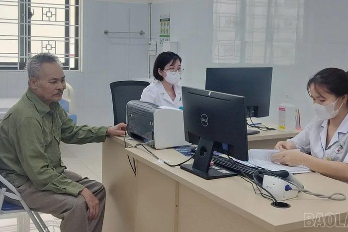 Bảo vệ sức khỏe người cao tuổi mùa nắng nóng - Báo Lào Cai