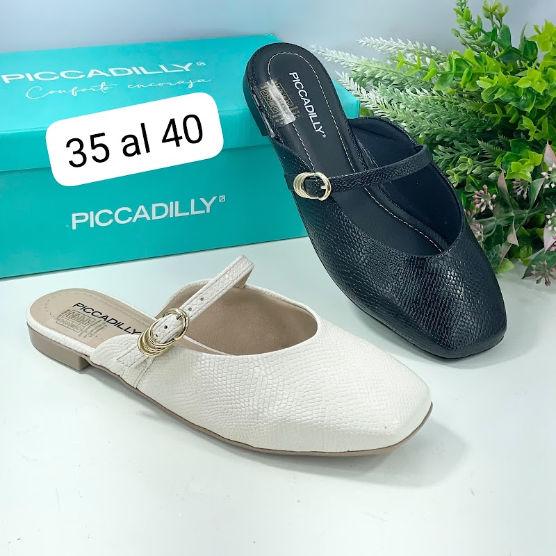 Mule plano con hebilla dorada